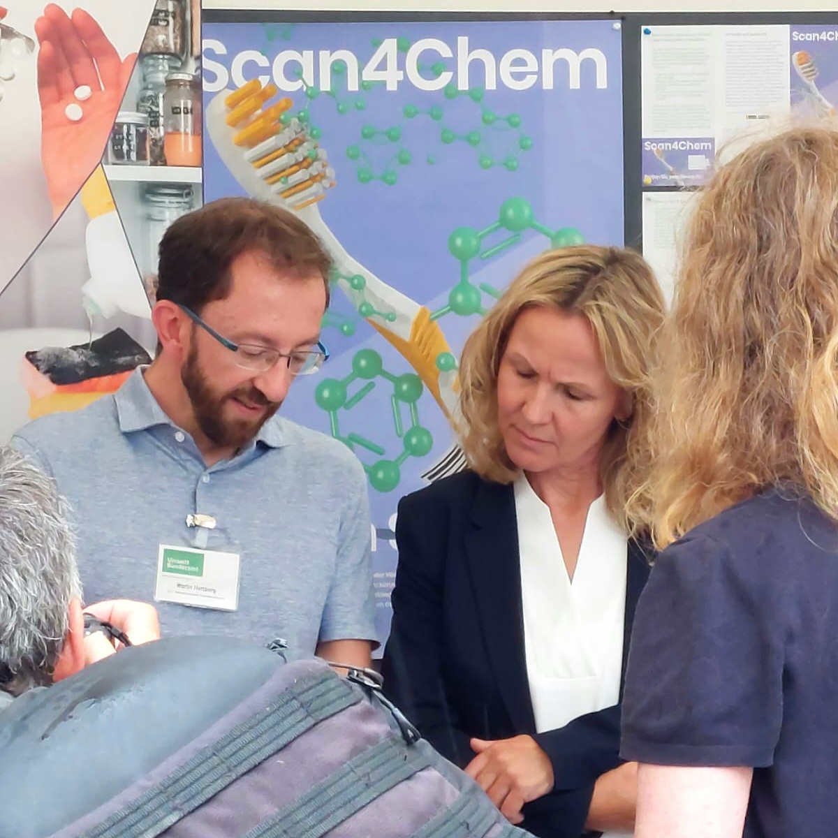Bundesministerin Lemke informiert sich zu ChemInfo und zur App Chemie im Alltag.